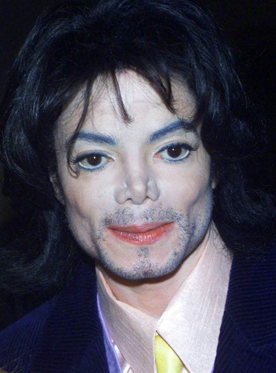 2000 – On 30th November 2000, Jackson visited the G & P Foundation for Cancer Research’s Angel Ball in New York.
