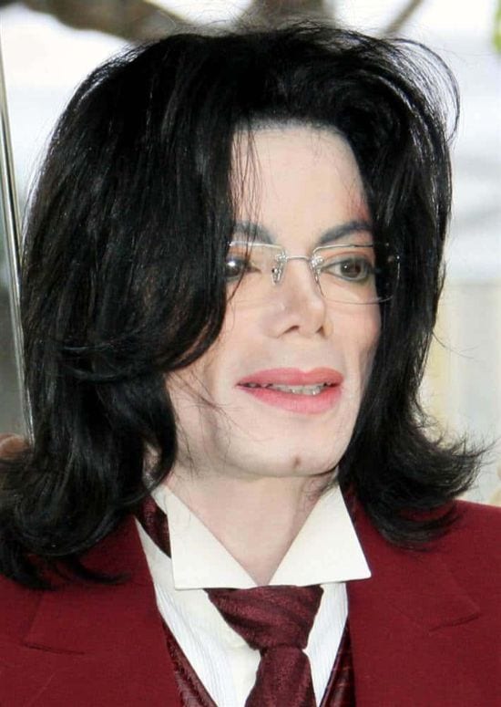 2005 – A click of Michael Jackson on 27th April 2005 while visiting the Santa Barbara County courthouse in California.