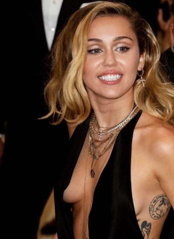 24 Absurdly Hottest Half-Nude of Miley Cyrus-1