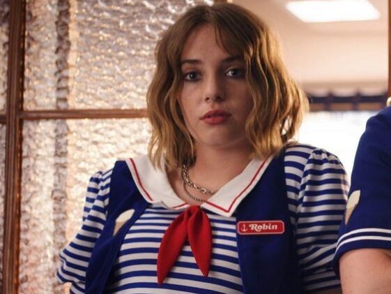 28 Hot Half-Nude Pictures of Maya Hawke That You Won't Resist